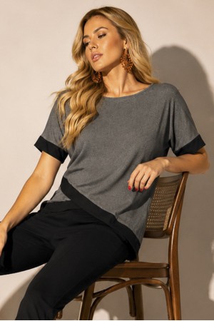 Blusa Jaci Malha Manga Curta Babado Transpassado Bicolor Mescla e Preta