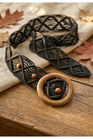 Cinto de Macramê Preto com Esferas e Fivela em Madeira