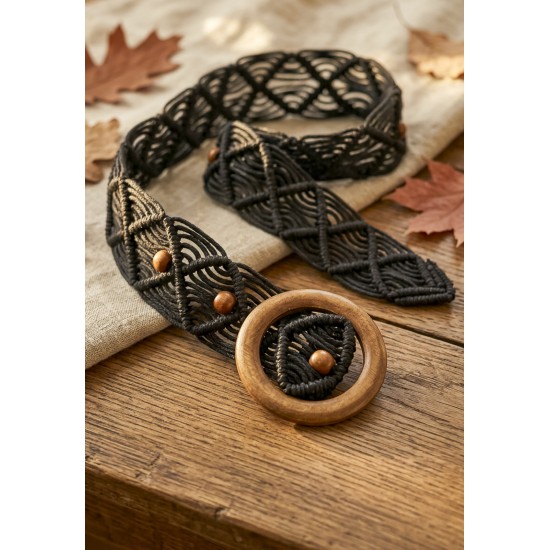 Cinto de Macramê Preto com Esferas e Fivela em Madeira