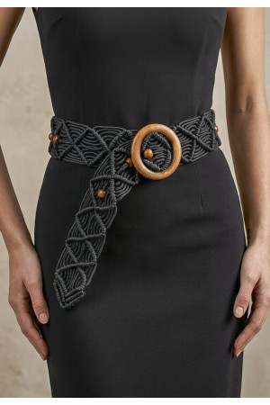 Cinto de Macramê Preto com Esferas e Fivela em Madeira