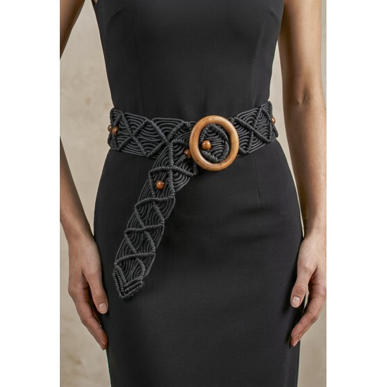 Cinto de Macramê Preto com Esferas e Fivela em Madeira