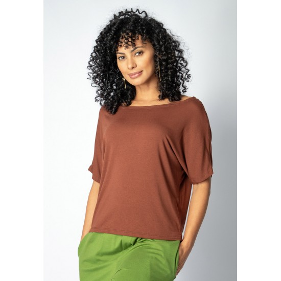 Blusa Básica Morcego Malha Gola Canoa Manga Curta Marrom