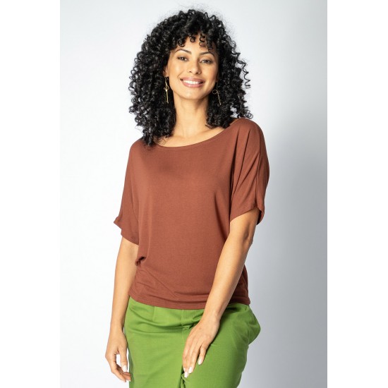 Blusa Básica Morcego Malha Gola Canoa Manga Curta Marrom