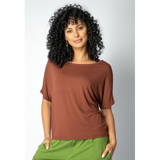 Blusa Básica Morcego Malha Gola Canoa Manga Curta Marrom