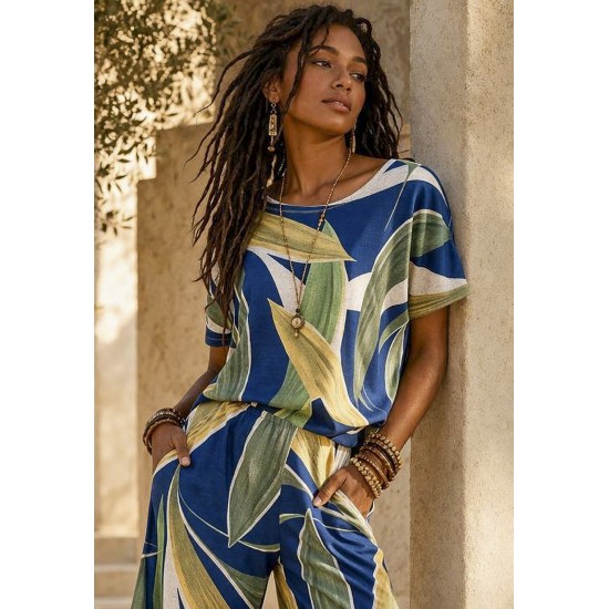 Blusa Básica Morcego Malha Gola Canoa Manga Curta Estampa Selva Azul