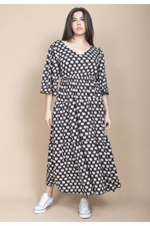 Vestido Longo Plano com Manga e Camadas Estampa Encanto das Margaridas