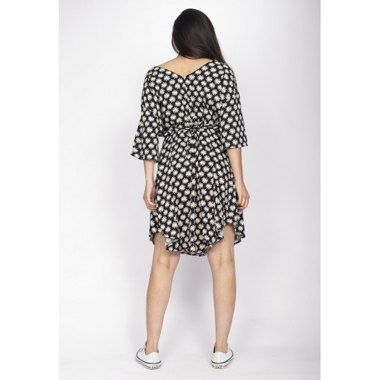 Vestido Curto Caaxixá Viscose com Cordão na Cintura Estampa Encanto das Margaridas