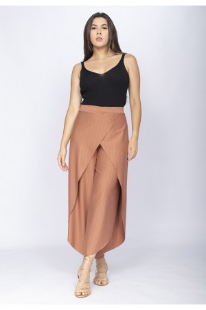 Calça Pantacourt Garatéa Transpassada Risca de Giz Terra Canela