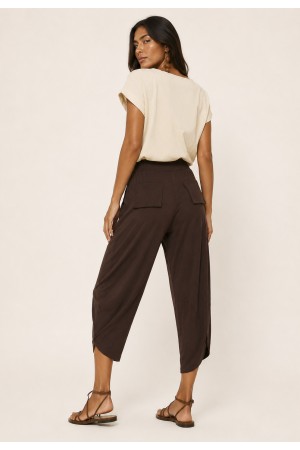 Calça Pantacourt Malha com Bolso Solto Marrom