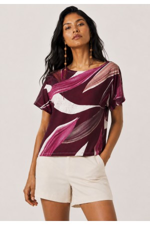 Blusa Básica Morcego Malha Gola Canoa Manga Curta Estampa Selva Bordô
