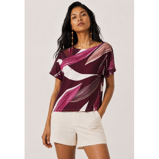 Blusa Básica Morcego Malha Gola Canoa Manga Curta Estampa Selva Bordô