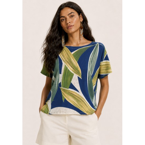Blusa Básica Morcego Malha Gola Canoa Manga Curta Estampa Selva Azul