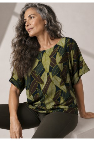 Blusa Básica Morcego Malha Gola Canoa Manga Curta Estampa Folhas de Outono