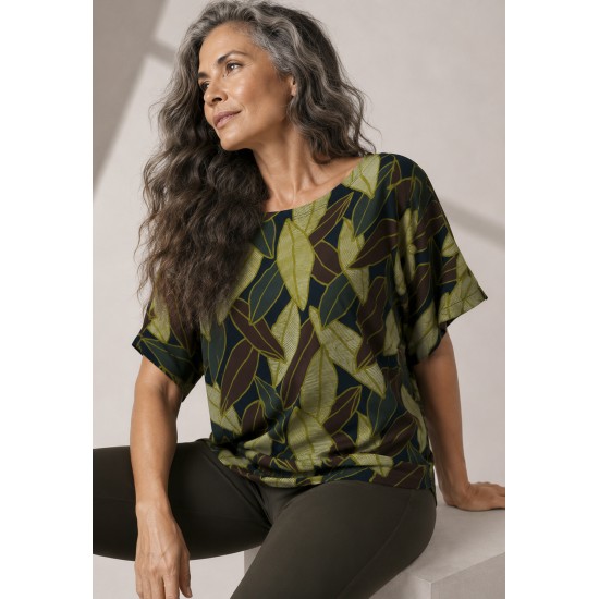 Blusa Básica Morcego Malha Gola Canoa Manga Curta Estampa Folhas de Outono