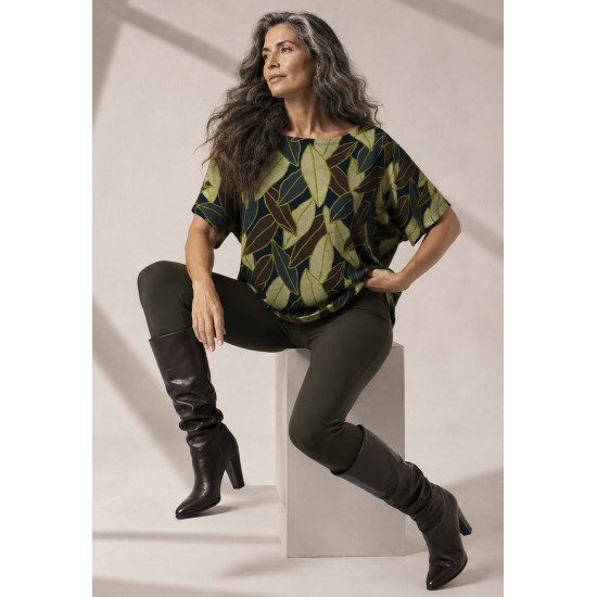 Blusa Básica Morcego Malha Gola Canoa Manga Curta Estampa Folhas de Outono