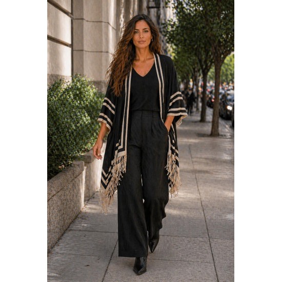 Poncho Tricot Raiz Natural Preto com Franjas