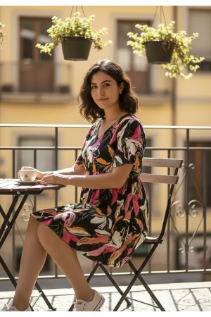 Vestido Curto Viscose Rodado Estampa Pétalas Noturna