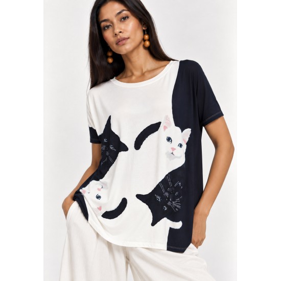 Blusa Ampla Malha Morcego Manga Curta Estampa Bichanos em Cena