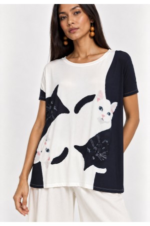 Blusa Ampla Malha Morcego Manga Curta Estampa Bichanos em Cena