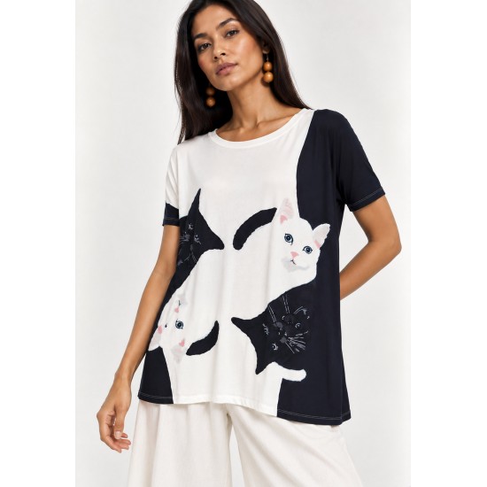 Blusa Ampla Malha Morcego Manga Curta Estampa Bichanos em Cena