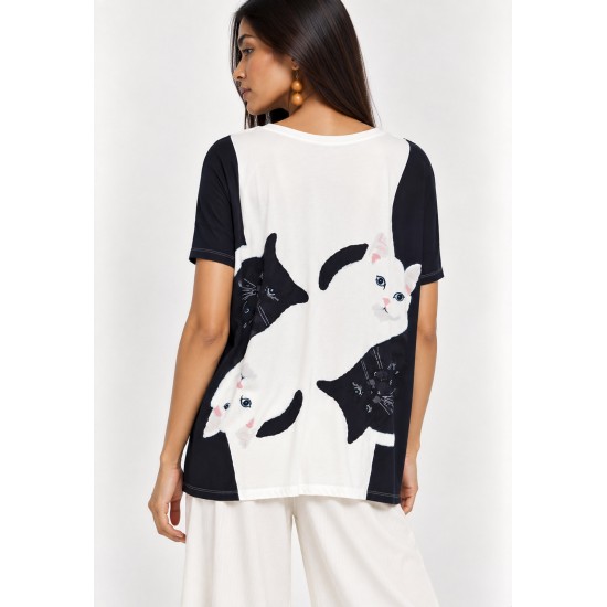 Blusa Ampla Malha Morcego Manga Curta Estampa Bichanos em Cena