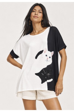Blusa Ampla Malha Morcego Manga Curta Estampa Bichanos em Cena