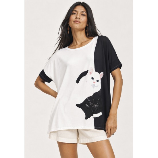 Blusa Ampla Malha Morcego Manga Curta Estampa Bichanos em Cena
