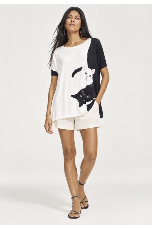 Blusa Ampla Malha Morcego Manga Curta Estampa Bichanos em Cena
