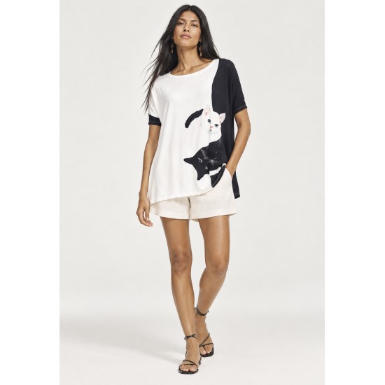 Blusa Ampla Malha Morcego Manga Curta Estampa Bichanos em Cena