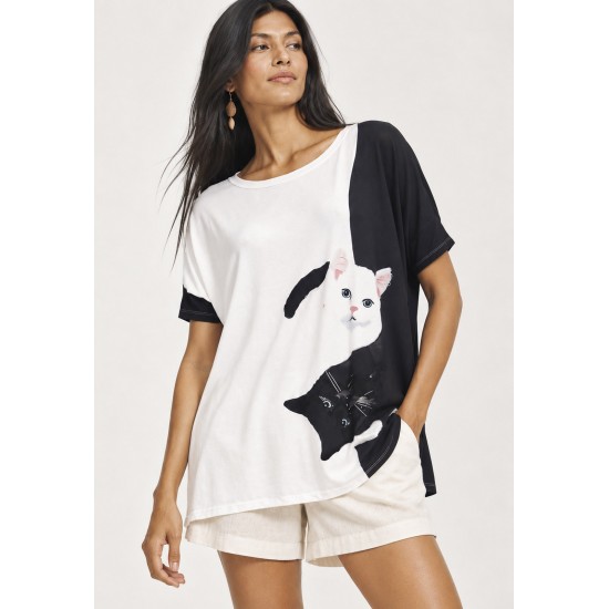 Blusa Ampla Malha Morcego Manga Curta Estampa Bichanos em Cena