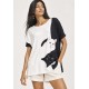 Blusa Ampla Malha Morcego Manga Curta Estampa Bichanos em Cena