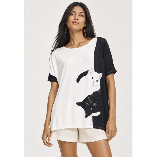 Blusa Ampla Malha Morcego Manga Curta Estampa Bichanos em Cena