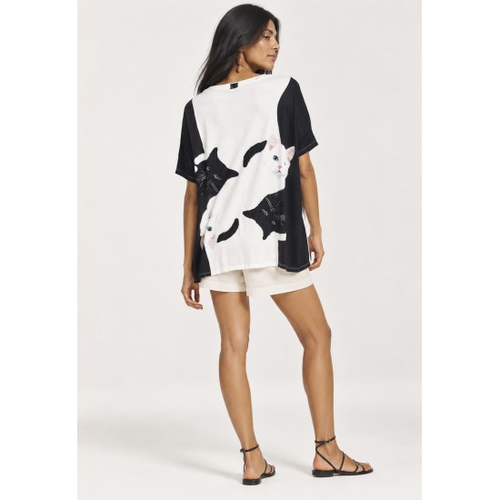 Blusa Ampla Malha Morcego Manga Curta Estampa Bichanos em Cena