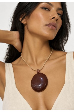 Colar Biojoia Círculo do Gurgueia em Madeira Polida e Fibra de Buriti Castanho Vinho e Palha Natural