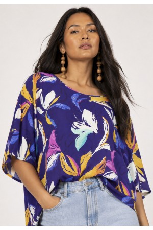 Blusa Morcego Ampla Tangará Estampa Pétalas ao Vento
