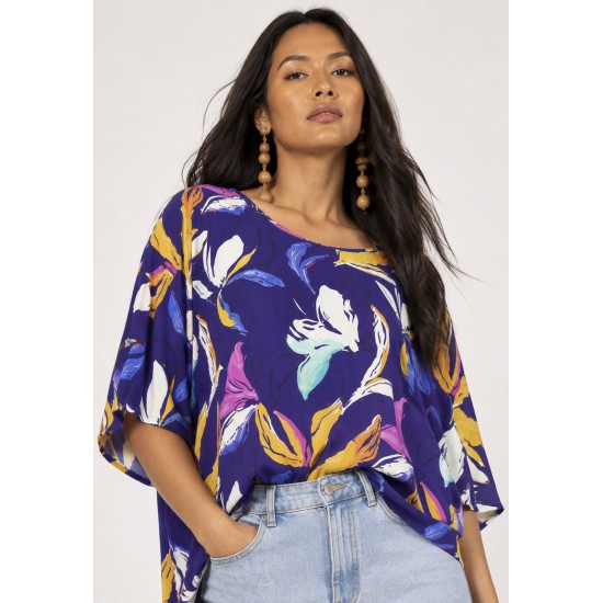 Blusa Morcego Ampla Tangará Estampa Pétalas ao Vento