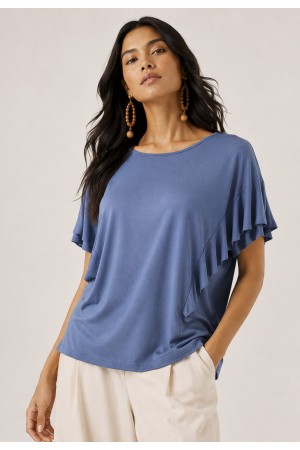 Blusa Básica Morcego Malha Gola Canoa Manga Curta com Babado Azul 