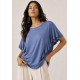 Blusa Básica Morcego Malha Gola Canoa Manga Curta com Babado Azul 