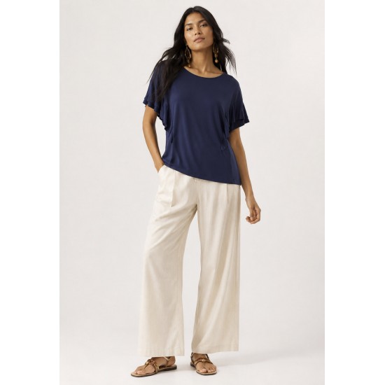 Blusa Básica Morcego Malha Gola Canoa Manga Curta com Babado Azul Marinho